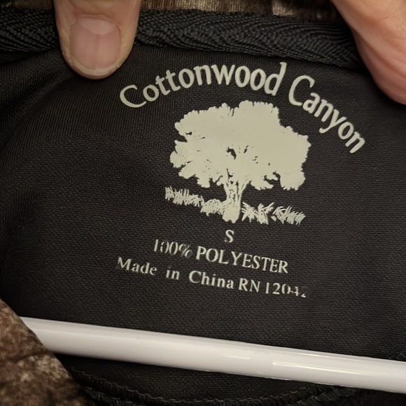 Cottonwood Canyon 100% polyester, hooded, black sweatshirt. Size Small - Picture 4 of 8